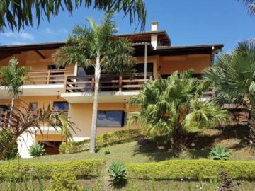 Casa dentro de condomnio em Nogueira